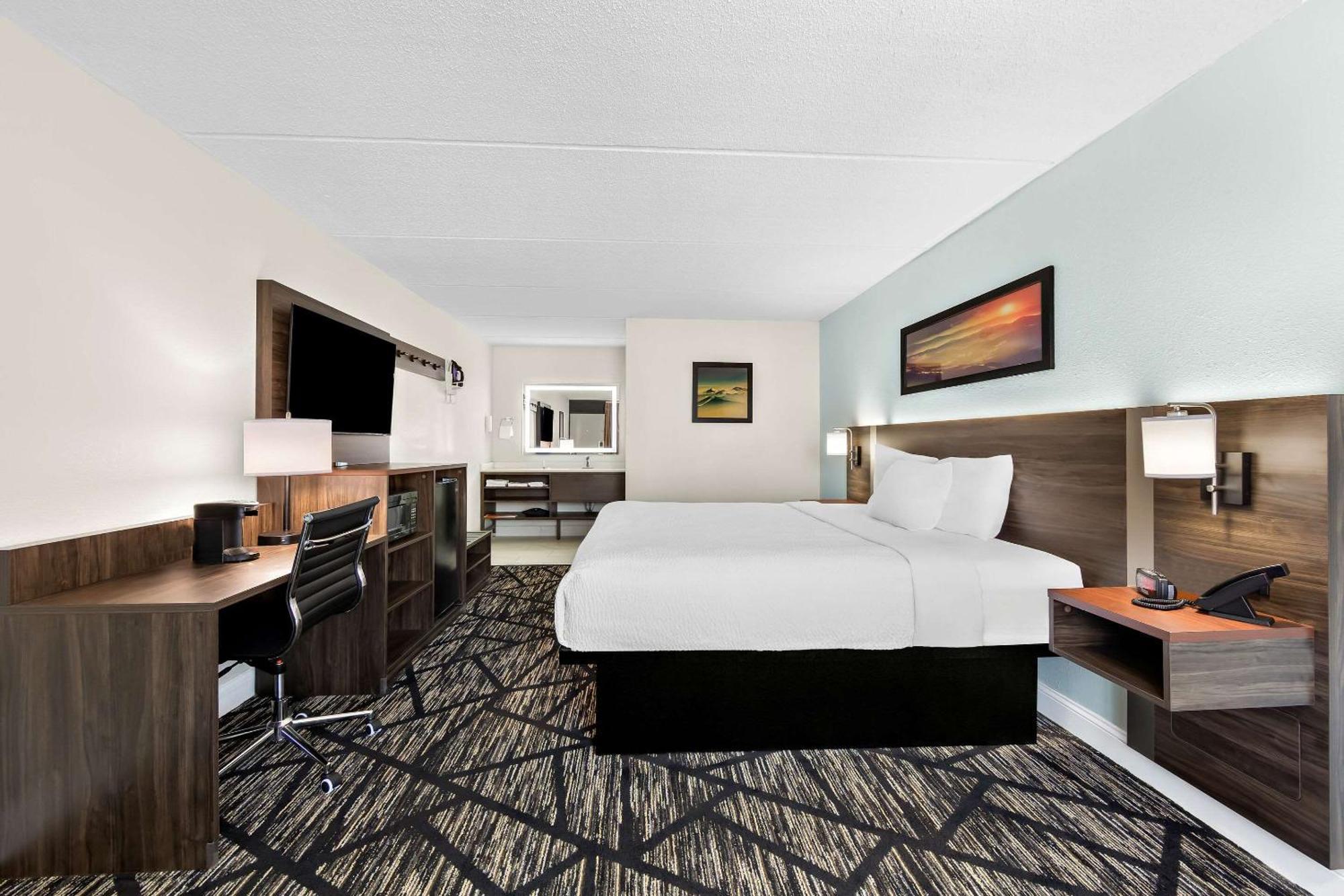 Hotel Clarion & Near The Leconte Center Pigeon Forge